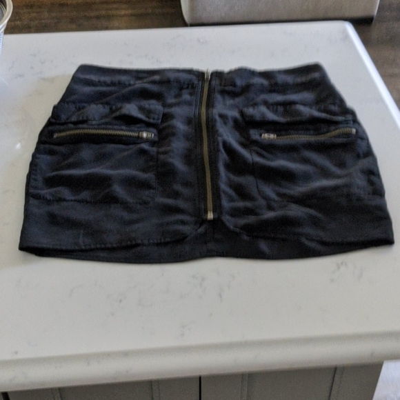 Black zip up guess skirt - Picture 2 of 5